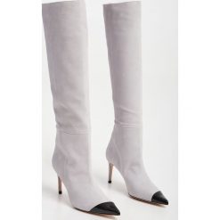 Kozaki zamszowe Alia CUSTOMMADE. Kozaki damskie Custommade, z zamszu, bez obcasa, bez zapięcia. W wyprzedaży za 1,215.27 zł.