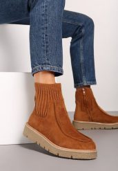 Brązowe Ekozamszowe Botki z Prążkowaną Dopasowaną Cholewką na Niskim Koturnie Manzina. Brązowe botki damskie Renee, z jeansu, eleganckie, bez obcasa, na koturnie, bez zapięcia. Za 149.99 zł.