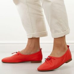 Pomarańczowe skórzane półbuty damskie T.Sokolski w26-236. Brązowe półbuty damskie Sokolski, na jesień, bez wzorów, z jeansu, bez obcasa, bez zapięcia. W wyprzedaży za 251.10 zł.