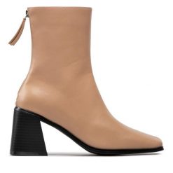 Botki DeeZee. Brązowe botki damskie DeeZee, bez obcasa, na słupku, bez zapięcia. Za 229.99 zł.