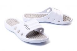 AXIM 7KL2238 white, klapki basenowe damskie. Białe klapki damskie Axim, bez wzorów, bez obcasa, bez zapięcia. Za 34.99 zł.