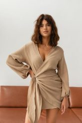 Sukienka z muślinu z wiązaniem na boku BEŻOWA - TULSA. Brązowe sukienki damskie Marsala, bez wzorów, z bawełny, bez ramiączek. Za 259.90 zł.