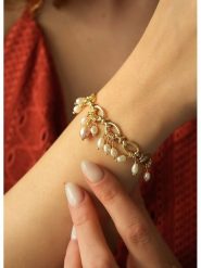 L'Atelier de Gaia Pozłacana bransoletka z perłami rozmiar: onesize. Białe bransoletki damskie L'Atelier de Gaia, pozłacane. Za 82.99 zł.