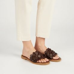 Klapki damskie Armodo, cholewka ze skóry naturalnej odkryte palce płaska podeszwa ozdobne detale, brązowe, 40381. Brązowe klapki damskie Armodo, bez wzorów, ze skóry, bez obcasa, na płaskiej podeszwie, bez zapięcia. Za 289.00 zł.