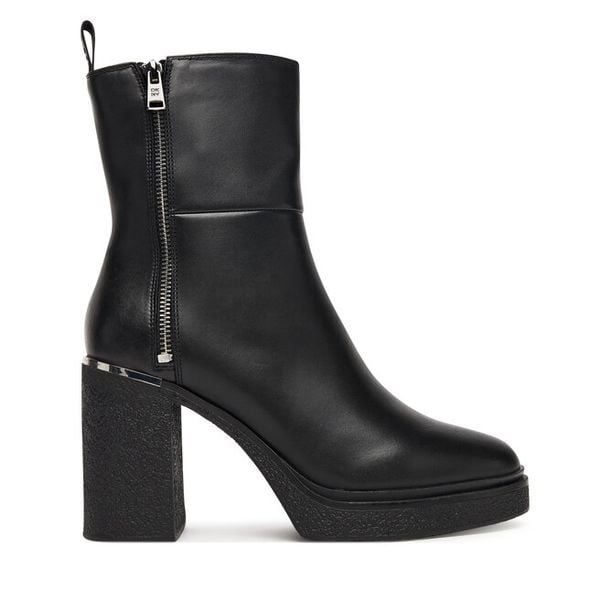 Botki DKNY. Czarne botki damskie DKNY, bez obcasa, na słupku, bez zapięcia. Za 559.99 zł.