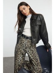 Trendyol Kurtka w kolorze czarnym ze skóry syntetycznej rozmiar: XL. Czarne kurtki damskie Trendyol, xl, bez wzorów, ze skóry, bez kaptura. Za 121.99 zł.