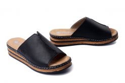 RIEKER 629M9-00 black, klapki damskie. Czarne klapki damskie Rieker, bez wzorów, bez obcasa, na koturnie, bez zapięcia. Za 215.92 zł.
