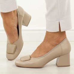 Beżowe skórzane Polskie czółenka damskie słupku Góral 2096. Brązowe czółenka damskie Góral, z aplikacjami, ze skóry, bez obcasa, na obcasie. Za 439.00 zł.