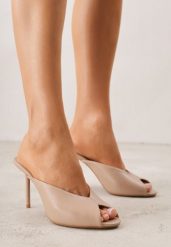 Ciemnobeżowe Klapki na Szpilce Ozdobione Wyciętą Cholewką Berineli. Brązowe klapki damskie Born2be, bez wzorów, z jeansu, bez obcasa, na obcasie, bez zapięcia. Za 99.99 zł.