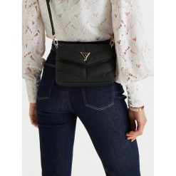 Torebka Guess. Czarne torebki wieczorowe damskie Guess, z aplikacjami, bez dodatków. Za 544.99 zł.