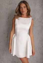 Biała Rozkloszowana Sukienka o Eleganckim Kroju Podkreślającym Talię Aikamna. Białe sukienki damskie Renee, bez wzorów, eleganckie, bez ramiączek. Za 199.99 zł.