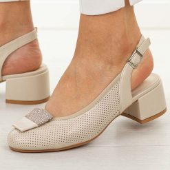 Beżowe sandały damskie na obcasie Potocki 12817. Brązowe sandały damskie POTOCKI, z aplikacjami, ze skóry, z okrągłym noskiem, bez obcasa, na obcasie, bez zapięcia. Za 179.00 zł.