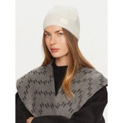 Czapka Guess. Białe czapki damskie Guess, na zimę, z aplikacjami. Za 139.99 zł.