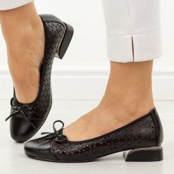 Czarne ażurowe czółenka damskie na obcasie M.Daszyński Sa285-2. Czarne czółenka damskie M.Daszyński, z aplikacjami, ze skóry, z okrągłym noskiem, bez obcasa, na obcasie. Za 189.00 zł.