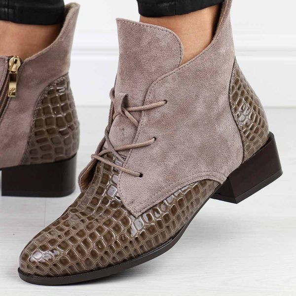 Beżowe płaskie botki damskie Potocki 12498. Brązowe botki damskie POTOCKI, na jesień, z lakierowanej skóry, eleganckie, bez obcasa, na obcasie, bez zapięcia. W wyprzedaży za 197.10 zł.