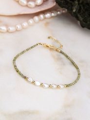 Pierres de Jade Pozłacana bransoletka z perłami i kryształami rozmiar: onesize. Białe bransoletki damskie Pierres de Jade, pozłacane. Za 100.04 zł.