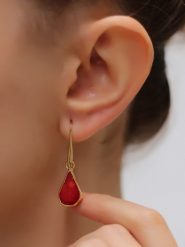 Pierres delicates Pozłacane kolczyki z koralem rozmiar: onesize. Czerwone kolczyki damskie Pierres delicates, z koralem, pozłacane, z zapięciem typu bigiel. Za 54.95 zł.