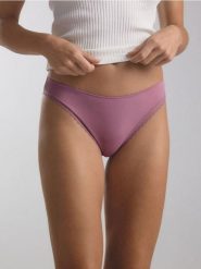 Majtki typu figi 3 pack - różowy. Czerwone figi Reserved, bez wzorów. W wyprzedaży za 39.99 zł.