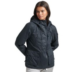 Damska kurtka wodoodporna z mikrofibry Superdry Wind Ultimate. Niebieskie kurtki damskie Superdry, bez wzorów, z mikrofibry, bez kaptura. Za 494.25 zł.