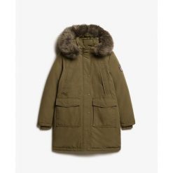 Parka z sztucznego futra damska Superdry Everest. Zielone parki damskie Superdry, bez kaptura. W wyprzedaży za 573.25 zł.