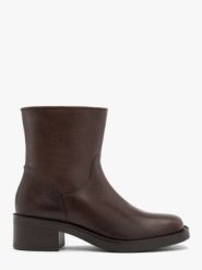 Brązowe botki ze skóry licowej. Brązowe botki damskie Ryłko, ze skóry, eleganckie, bez obcasa, na obcasie, bez zapięcia. Za 479.99 zł.