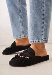 Czarne Klapki VICES Mule Ozdobione Frędzlami Koralikami i Kokardą Eathelena. Czarne klapki damskie Renee, bez wzorów, bez obcasa, na płaskiej podeszwie, bez zapięcia. Za 119.99 zł.