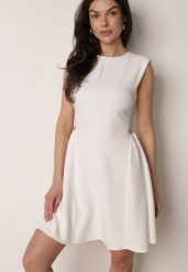 Biała Elegancka Sukienka Bez Rękawów Zdobiona Przypinkami w Talii Rhaegina. Białe sukienki damskie Born2be, z aplikacjami, eleganckie, bez ramiączek. Za 169.99 zł.