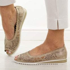 Złote skórzane półbuty damskie M.Daszyński Ol27-1. Żółte półbuty damskie M.Daszyński, na lato, w ażurowe wzory, ze skóry, z otwartym noskiem, bez obcasa, na płaskiej podeszwie, bez zapięcia. W wyprzedaży za 197.10 zł.