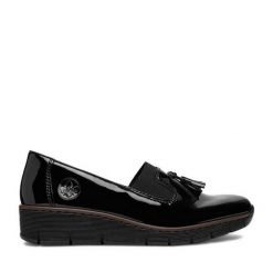 Półbuty Rieker. Czarne czółenka damskie Rieker, bez wzorów, bez obcasa, na koturnie. Za 299.99 zł.