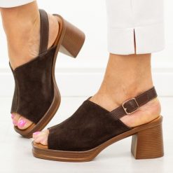 Czekoladowe skórzane sandały damskie Vinceza 39995. Brązowe sandały damskie VINCEZA, bez wzorów, z jeansu, bez obcasa, na obcasie, bez zapięcia. Za 199.00 zł.