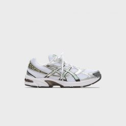 Damskie tenisówki Asics. Białe trampki damskie Asics, bez wzorów, z materiału, bez zapięcia. Za 610.99 zł.