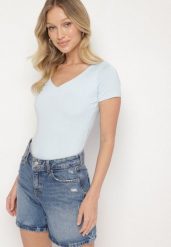 Jasnoniebieski T-shirt z Wiskozą o Dopasowanym Kroju z Dekoltem w Serek Folarisse. Niebieskie t-shirty damskie Born2be, l, bez wzorów, z jeansu, bez kołnierzyka. Za 74.99 zł.