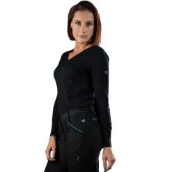 Damski sweter v-neck Flags&Cup Nostava. Czarne swetry klasyczne damskie FLAGS&CUP, na zimę, bez kołnierzyka. Za 298.50 zł.