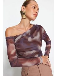 Trendyol Koszulka w kolorze bordowym rozmiar: M. Czerwone koszulki damskie Trendyol, m, bez wzorów, bez kołnierzyka, bez ramiączek. Za 48.39 zł.