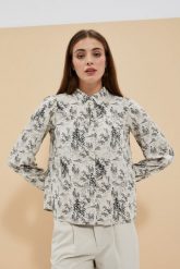 Wzorzysta koszula w kolorze beżowym. Brązowe koszule damskie MOODO, m, bez wzorów, z wiskozy, bez kołnierzyka, bez ramiączek. W wyprzedaży za 35.99 zł.
