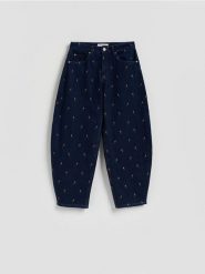 Jeansy barrel leg z haftem - granatowy. Niebieskie jeansy damskie Reserved. Za 159.99 zł.