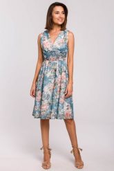 Sukienka szyfonowa w kwiaty bez rękawów dekolt V błękitna. Niebieskie sukienki damskie Stylove, bez wzorów, z materiału, biznesowe, bez ramiączek. Za 329.00 zł.