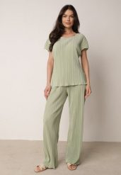 Zielone Szerokie Spodnie z Wysokim Stanem ze Zwiewnej Tkaniny z Plisami Galiris. Zielone spodnie materiałowe damskie Born2be, bez wzorów, z jeansu, długie. Za 59.99 zł.