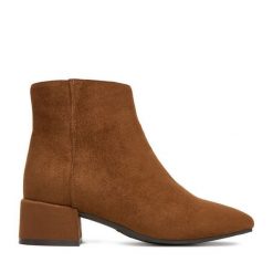 Botki Clara Barson. Czerwone botki damskie Clara Barson, bez obcasa, na słupku, bez zapięcia. Za 149.99 zł.