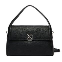 Torebka Calvin Klein. Czarne torebki klasyczne damskie Calvin Klein, bez dodatków. Za 569.99 zł.