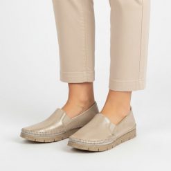 Półbuty damskie Maciejka, cholewka ze skóry naturalnej metalizowanej wsuwany fason elastyczne wstawki po bokach widoczne przeszycia wokół noska, złot. Żółte półbuty damskie Maciejka, bez wzorów, ze skóry, bez obcasa, na płaskiej podeszwie, bez zapięcia. Za 299.00 zł.