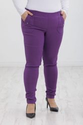 Klasyczne fioletowe spodnie Nita ze zwężoną nogawką PLUS SIZE XXL. Fioletowe spodnie materiałowe damskie Nasi partnerzy, bez wzorów, z elastanu, krótkie. Za 159.90 zł.