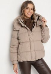 Beżowa Kurtka Puffer o Fasonie Oversize z Kapturem i Naszywką Azirva. Brązowe kurtki damskie Born2be, l, z aplikacjami, z dzianiny, z kapturem. Za 169.99 zł.