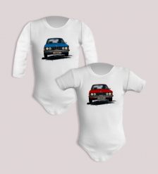 BMW 3 — body (Rozmiar: 6M; Długość rękawa: długi; Kolor nadruku: czerwony; Rodzaj nadruku: BMW 3). Czerwone body niemowlęce nikiniki, bez wzorów, z bawełny, bez kołnierzyka, bez ramiączek. Za 59.00 zł.