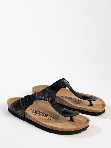 BACKSUN Japonki "Singapore" w kolorze czarnym rozmiar: 38. Czarne klapki damskie Backsun, bez wzorów, z materiału, z otwartym noskiem, bez obcasa, bez zapięcia. Za 159.95 zł.