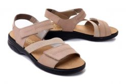 RIEKER 64587-60 beige, sandały damskie. Brązowe sandały damskie Rieker, bez wzorów, z gumy, bez obcasa, na koturnie, bez zapięcia. Za 289.90 zł.