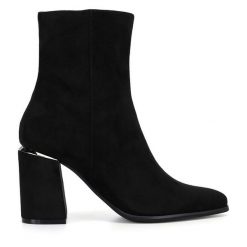 Botki Nine West. Czarne botki damskie Nine West, bez obcasa, na słupku, bez zapięcia. Za 279.99 zł.