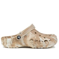 Klapki sportowe unisex Crocs BAYA MARBLED CLOG. Brązowe obuwie sportowe treningowe Crocs. Za 179.00 zł.