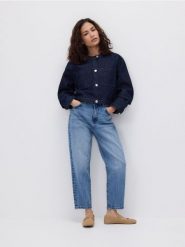 Jeansy mom fit slim z krótszą nogawką - niebieski. Niebieskie jeansy damskie Reserved. Za 129.99 zł.