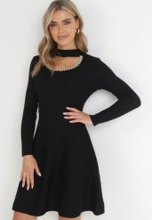 Czarna Sukienka z Wycięciem przy Dekolcie z Cyrkoniami i Perłami Vari. Czarne sukienki damskie Born2be, bez wzorów, z dzianiny, eleganckie, bez ramiączek. W wyprzedaży za 152.99 zł.